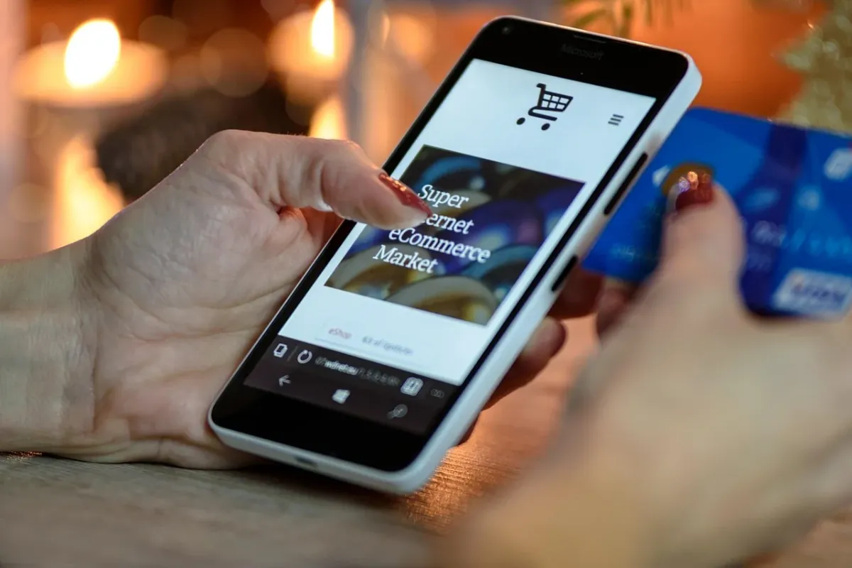 Smartfon z ikoną płatności zbliżeniowych na ekranie, symbolizujący nowoczesne i szybkie płatności Google Pay.
